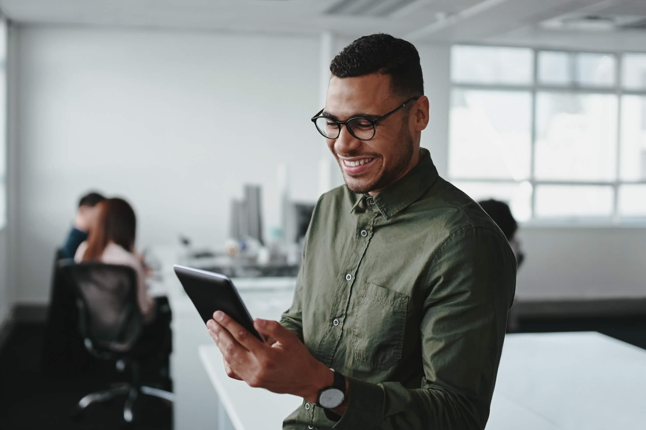 HR professional collecting performance and promotions data in real time using a tablet
